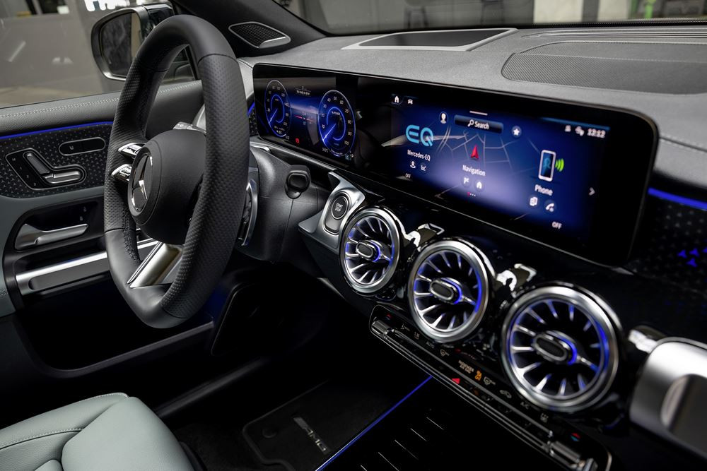 Le SUV compact sept places électrique Mercedes EQB mis à jour en approche