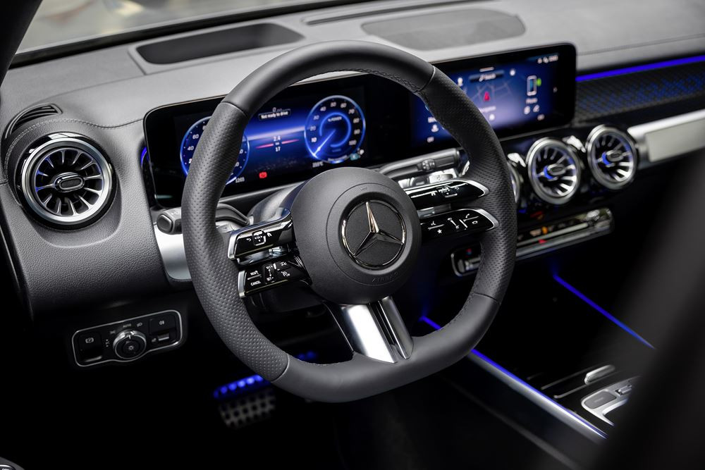 Le SUV compact sept places électrique Mercedes EQB mis à jour en approche