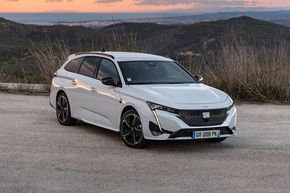 Le break compact électrique Peugeot e-308 SW affiche une autonomie de 392 km