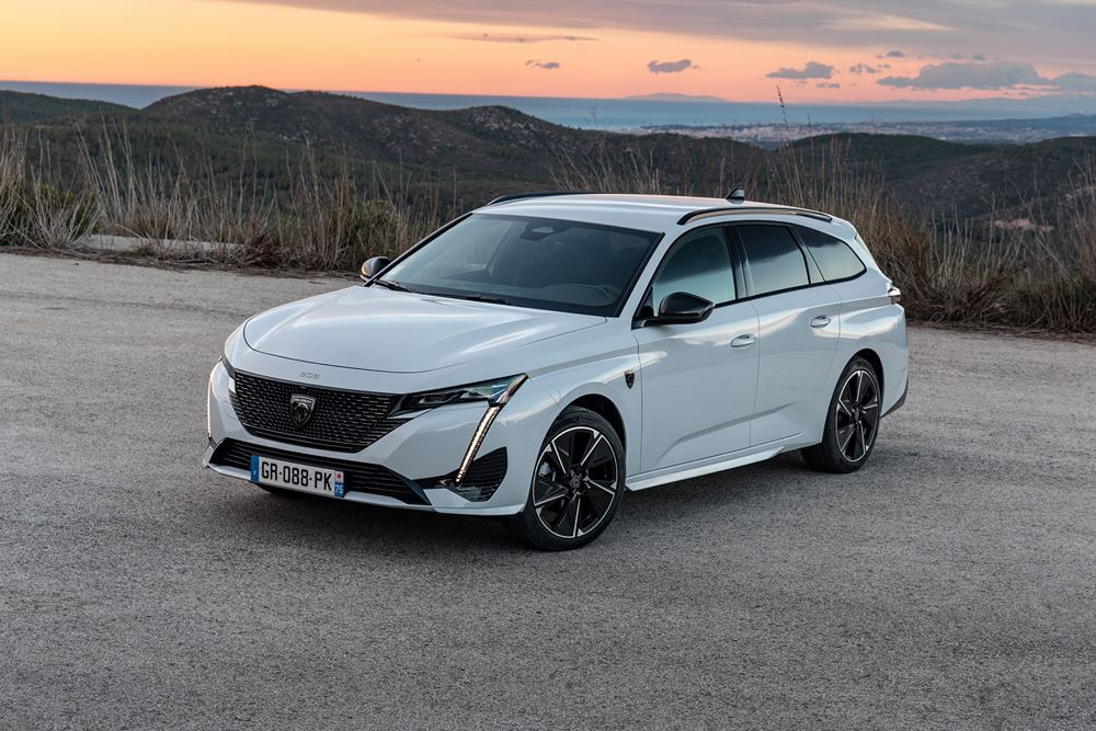 Le break compact électrique Peugeot e-308 SW affiche une autonomie de 392 km