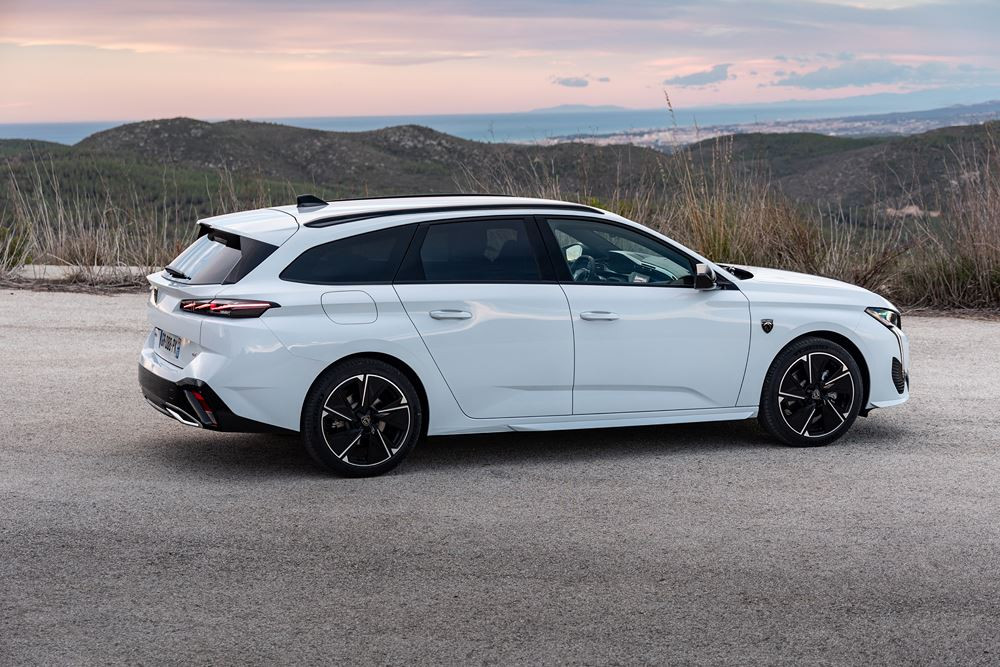 Le break compact électrique Peugeot e-308 SW affiche une autonomie de 392 km