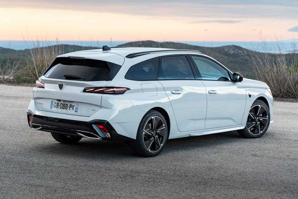 Le break compact électrique Peugeot e-308 SW affiche une autonomie de 392 km