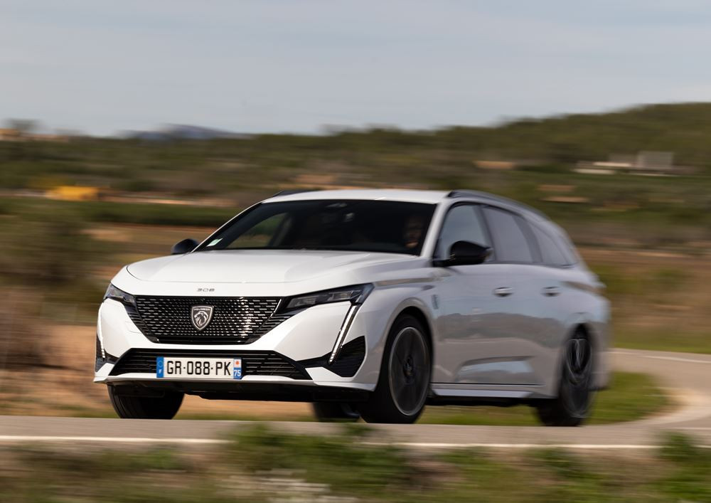 Le break compact électrique Peugeot e-308 SW affiche une autonomie de 392 km