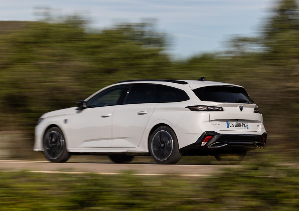Le break compact électrique Peugeot e-308 SW affiche une autonomie de 392 km