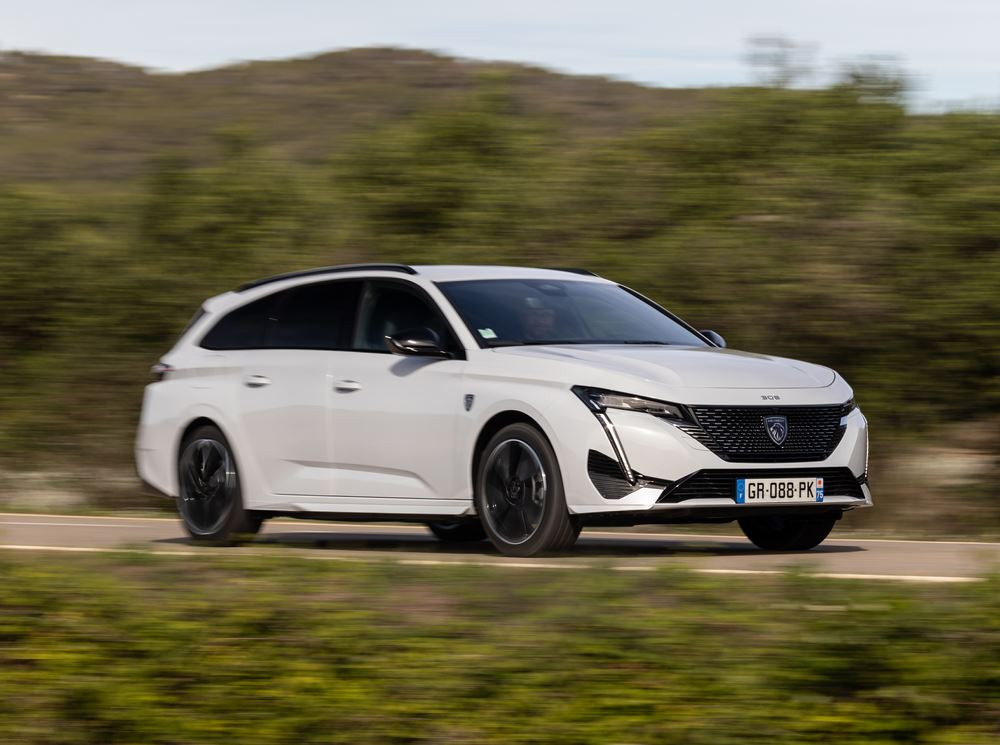 Le break compact électrique Peugeot e-308 SW affiche une autonomie de 392 km