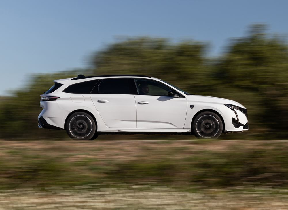 Le break compact électrique Peugeot e-308 SW affiche une autonomie de 392 km
