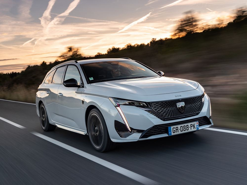 Le break compact électrique Peugeot e-308 SW affiche une autonomie de 392 km