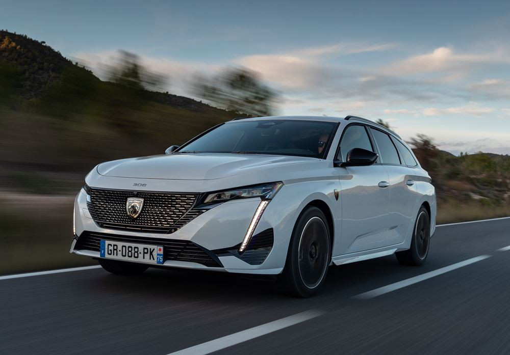 Le break compact électrique Peugeot e-308 SW affiche une autonomie de 392 km