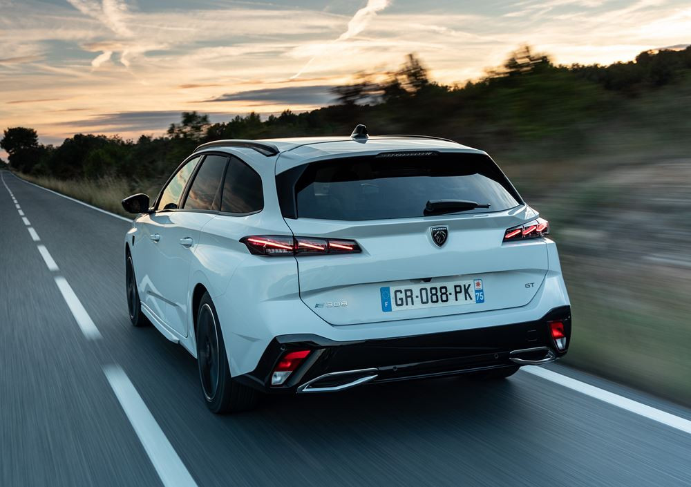Le break compact électrique Peugeot e-308 SW affiche une autonomie de 392 km