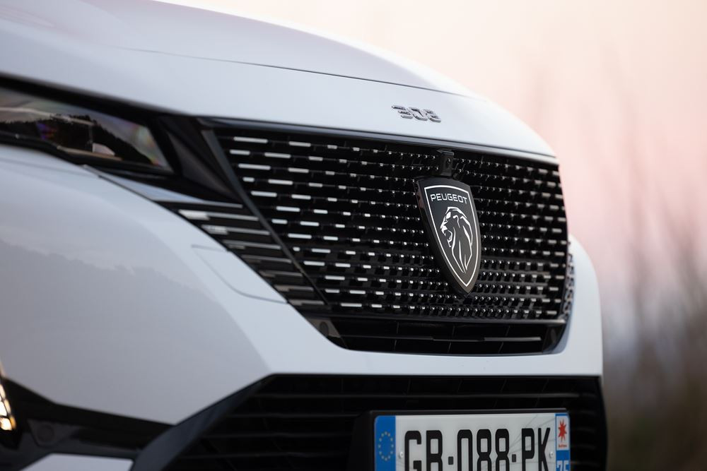 Le break compact électrique Peugeot e-308 SW affiche une autonomie de 392 km
