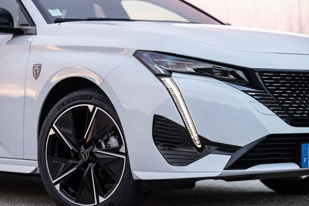 Le break compact électrique Peugeot e-308 SW affiche une autonomie de 392 km