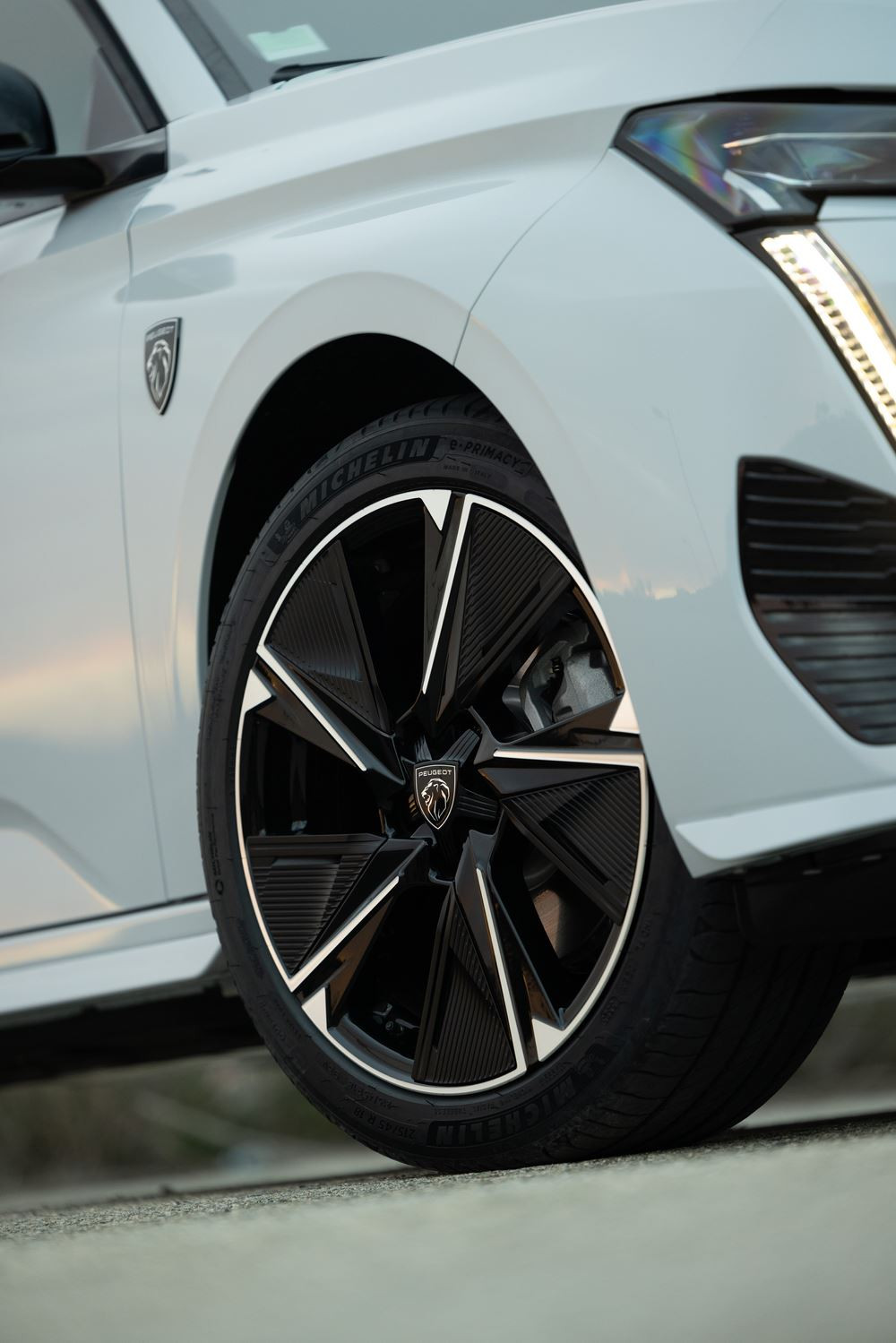 Le break compact électrique Peugeot e-308 SW affiche une autonomie de 392 km