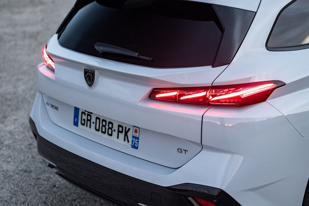 Le break compact électrique Peugeot e-308 SW affiche une autonomie de 392 km