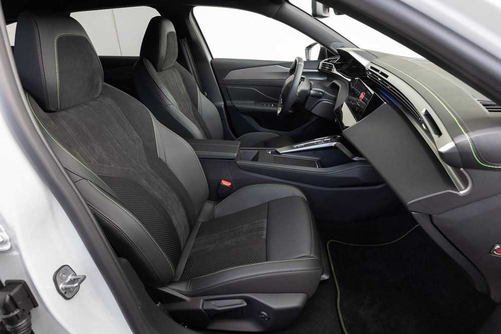 Le break compact électrique Peugeot e-308 SW affiche une autonomie de 392 km