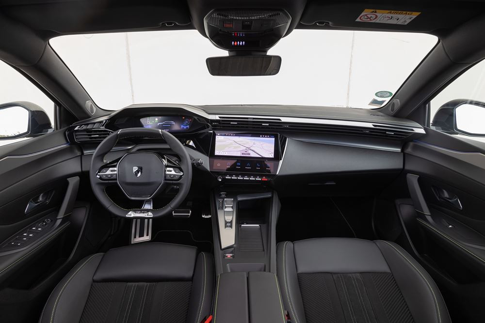 Le break compact électrique Peugeot e-308 SW affiche une autonomie de 392 km