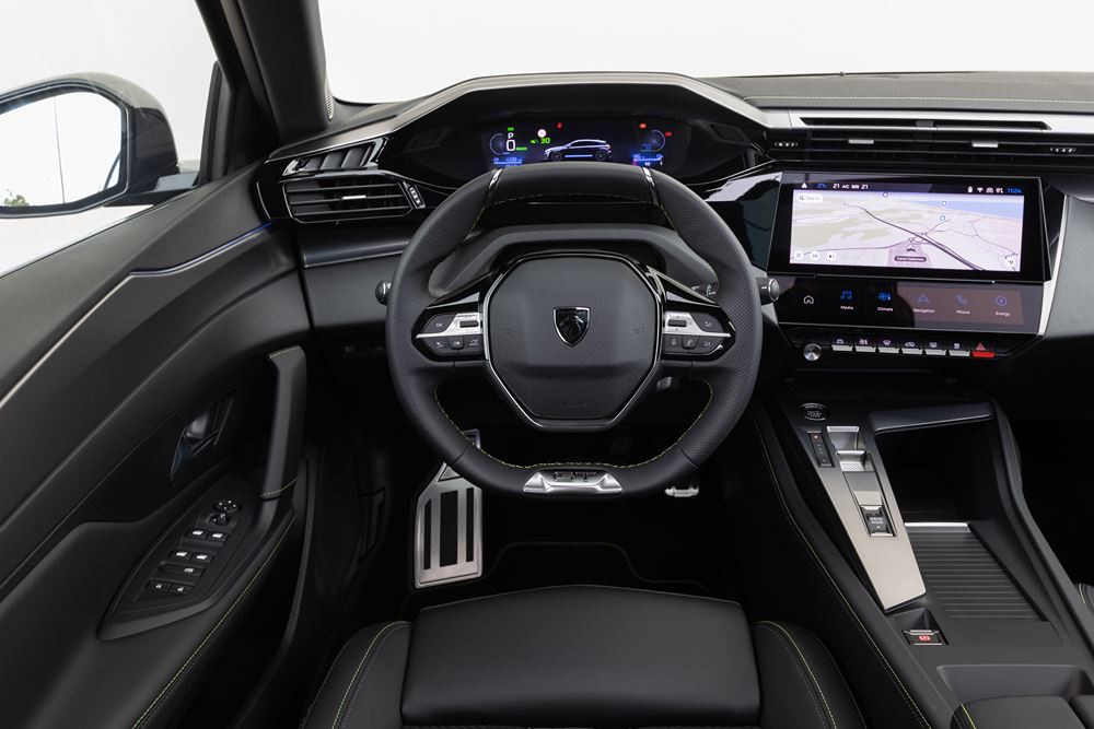 Le break compact électrique Peugeot e-308 SW affiche une autonomie de 392 km