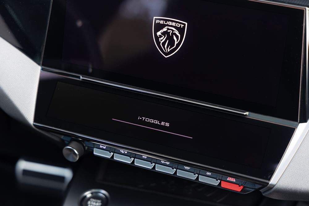 Le break compact électrique Peugeot e-308 SW affiche une autonomie de 392 km