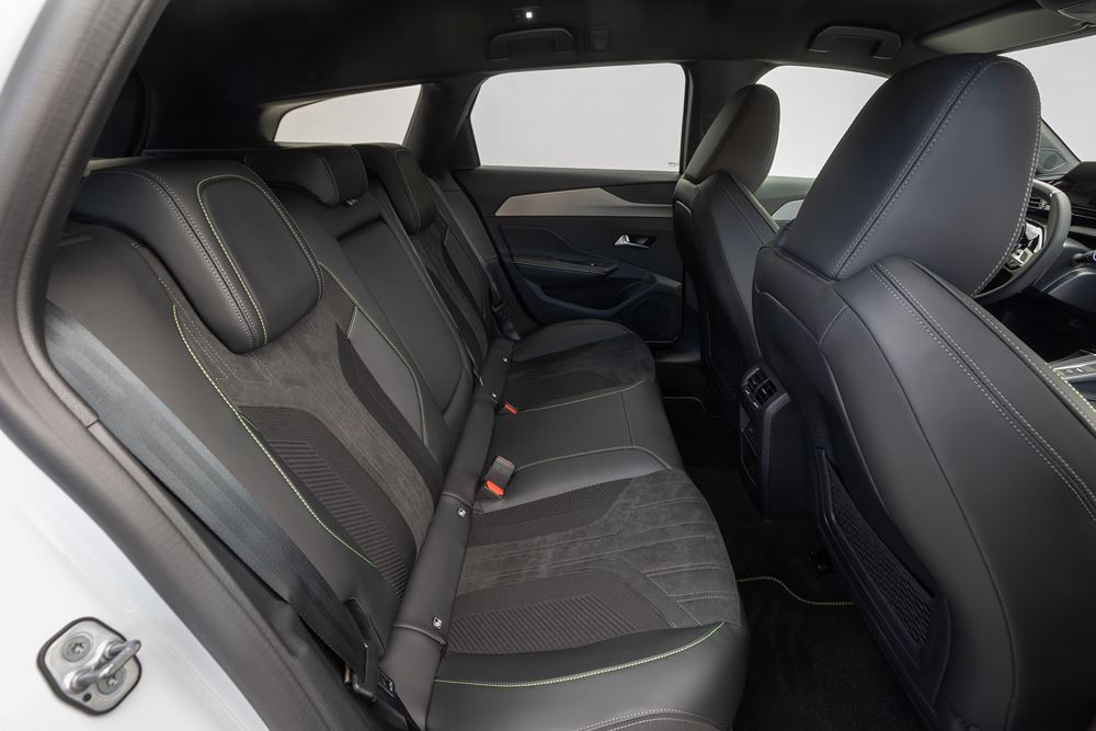 Le break compact électrique Peugeot e-308 SW affiche une autonomie de 392 km
