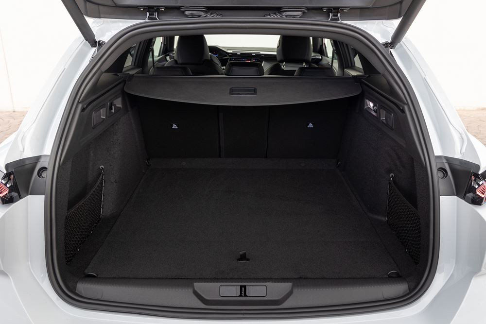 Le break compact électrique Peugeot e-308 SW affiche une autonomie de 392 km