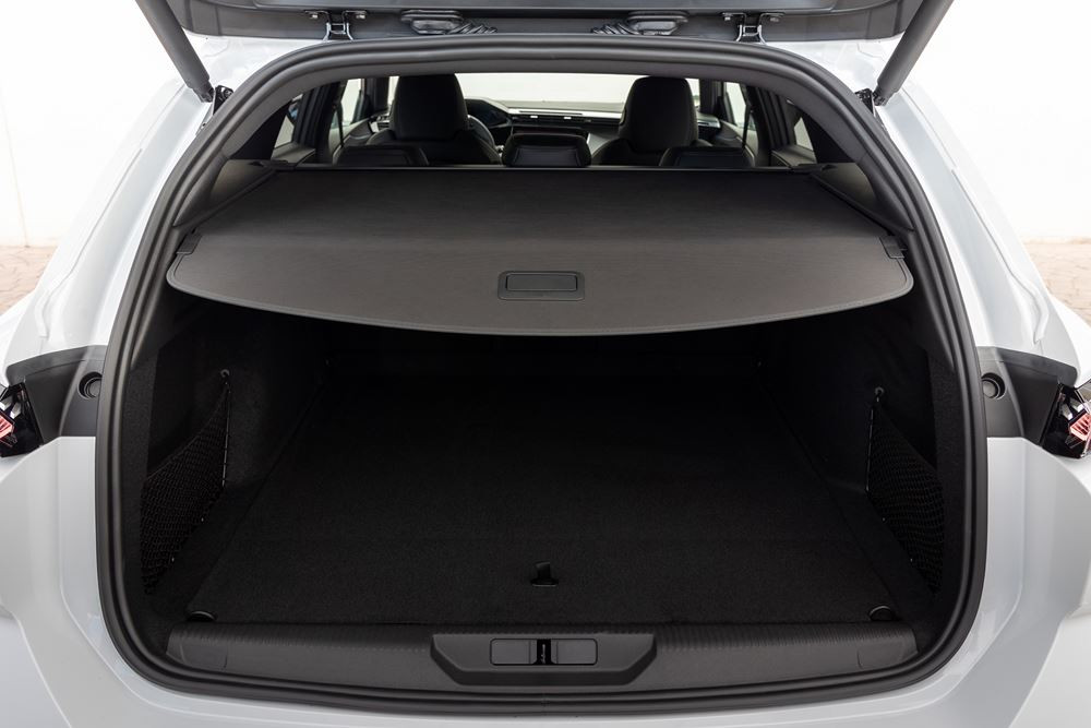 Le break compact électrique Peugeot e-308 SW affiche une autonomie de 392 km