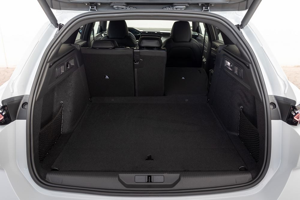 Le break compact électrique Peugeot e-308 SW affiche une autonomie de 392 km