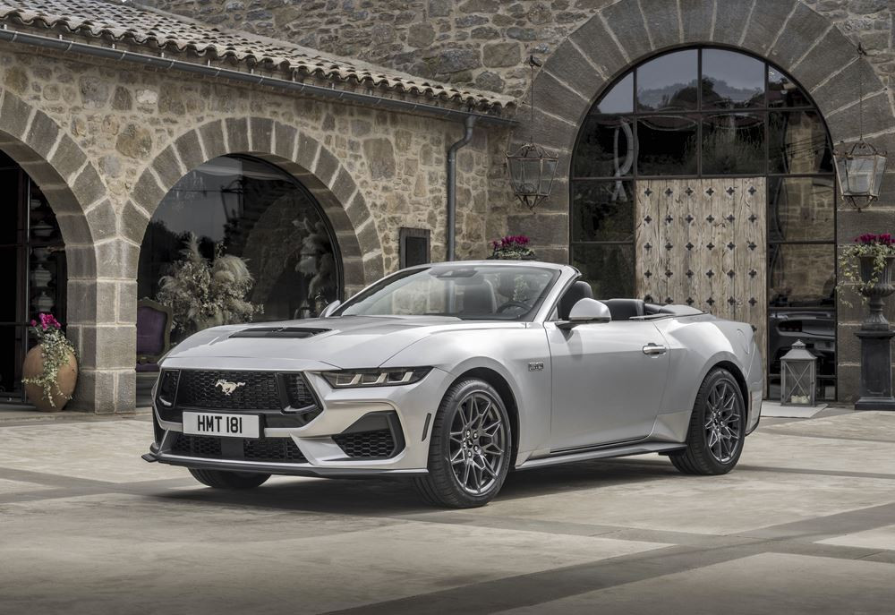 Le cabriolet sportif Ford Mustang au style plus affirmé arrive en Europe