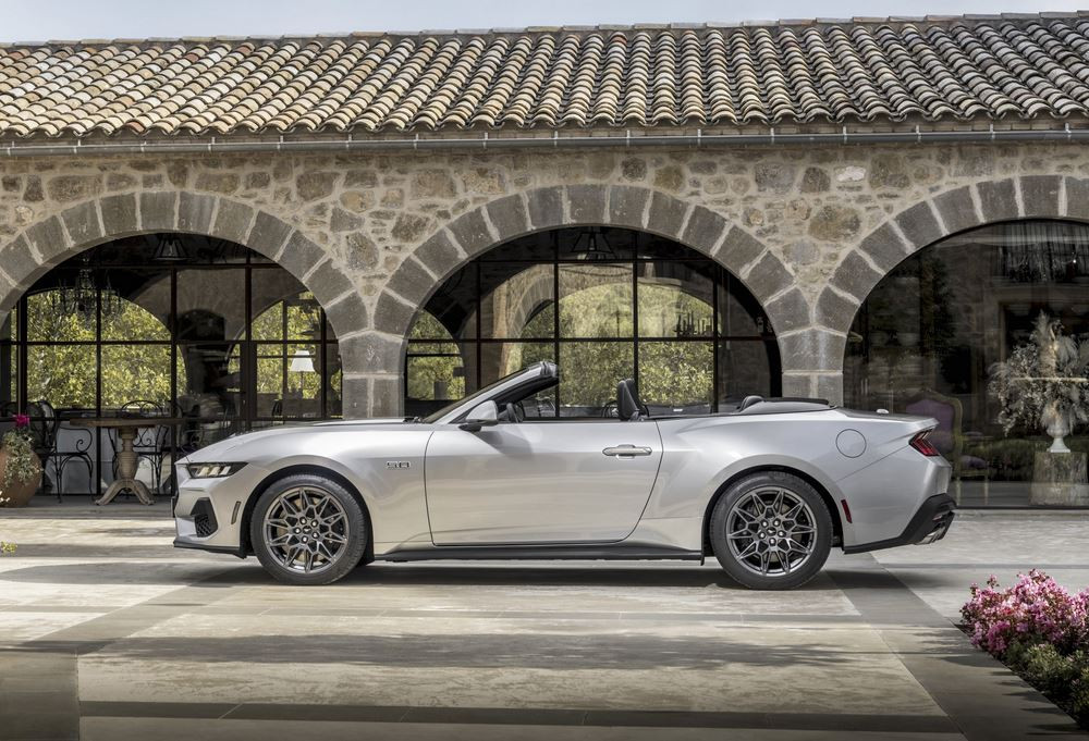 Le cabriolet sportif Ford Mustang au style plus affirmé arrive en Europe