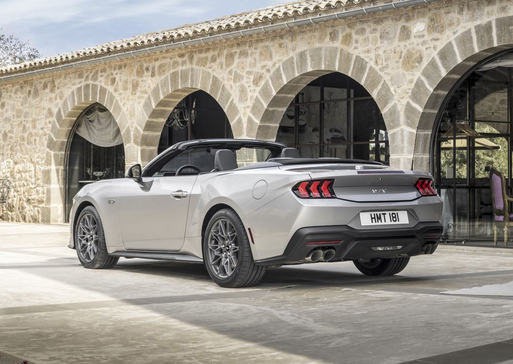 Le cabriolet sportif Ford Mustang au style plus affirmé arrive en Europe