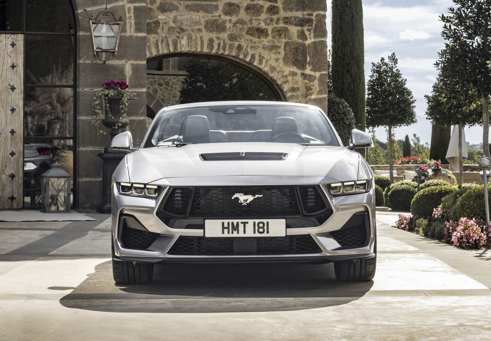 Le cabriolet sportif Ford Mustang au style plus affirmé arrive en Europe