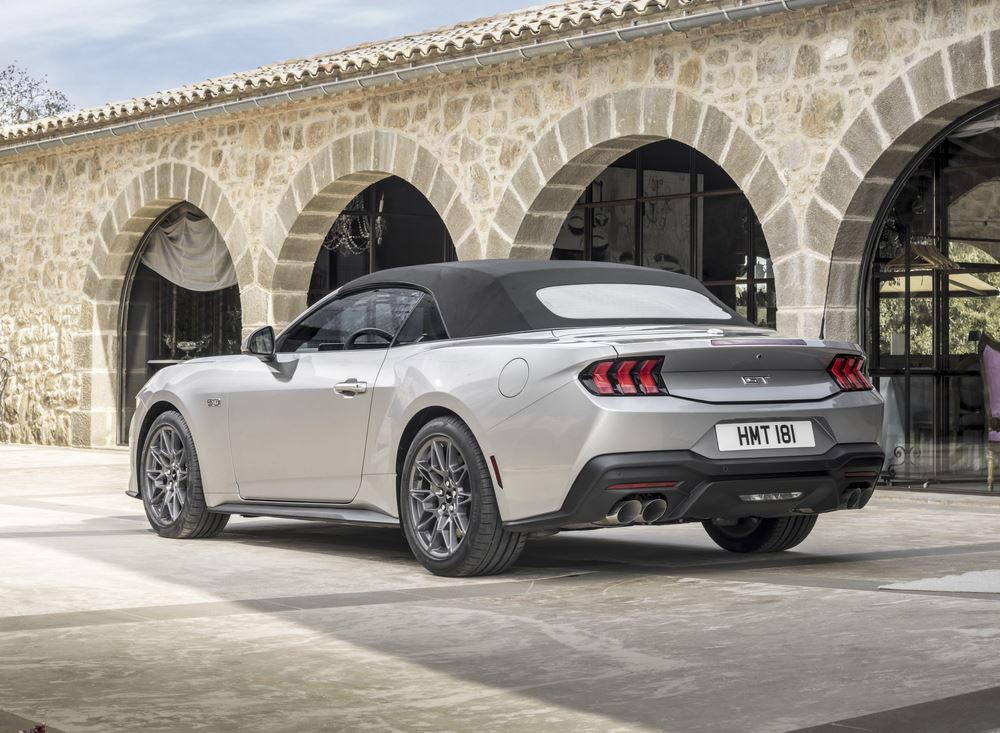 Le cabriolet sportif Ford Mustang au style plus affirmé arrive en Europe