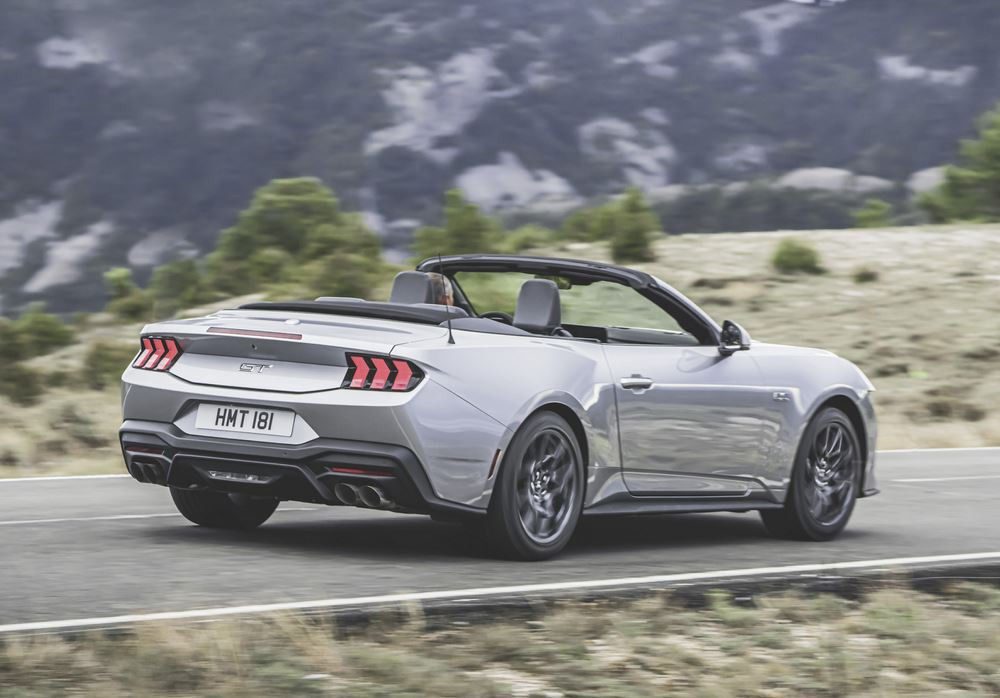 Le cabriolet sportif Ford Mustang au style plus affirmé arrive en Europe