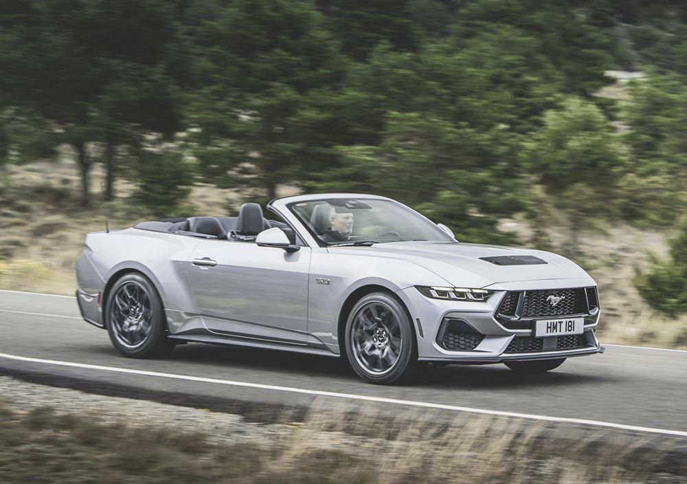 Le cabriolet sportif Ford Mustang au style plus affirmé arrive en Europe