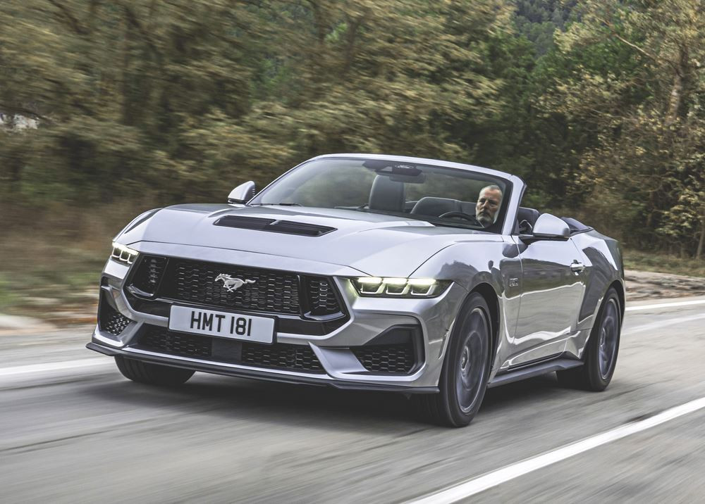 Le cabriolet sportif Ford Mustang au style plus affirmé arrive en Europe