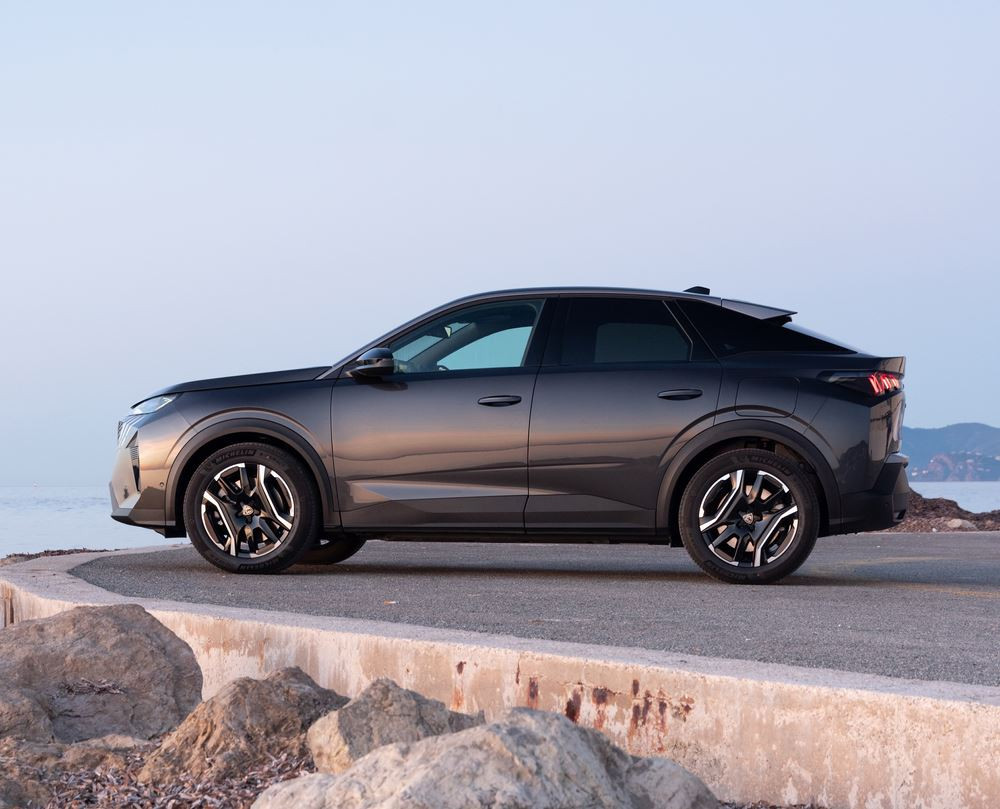 Le SUV fastback électrique Peugeot E-3008 entre dans une nouvelle dimension