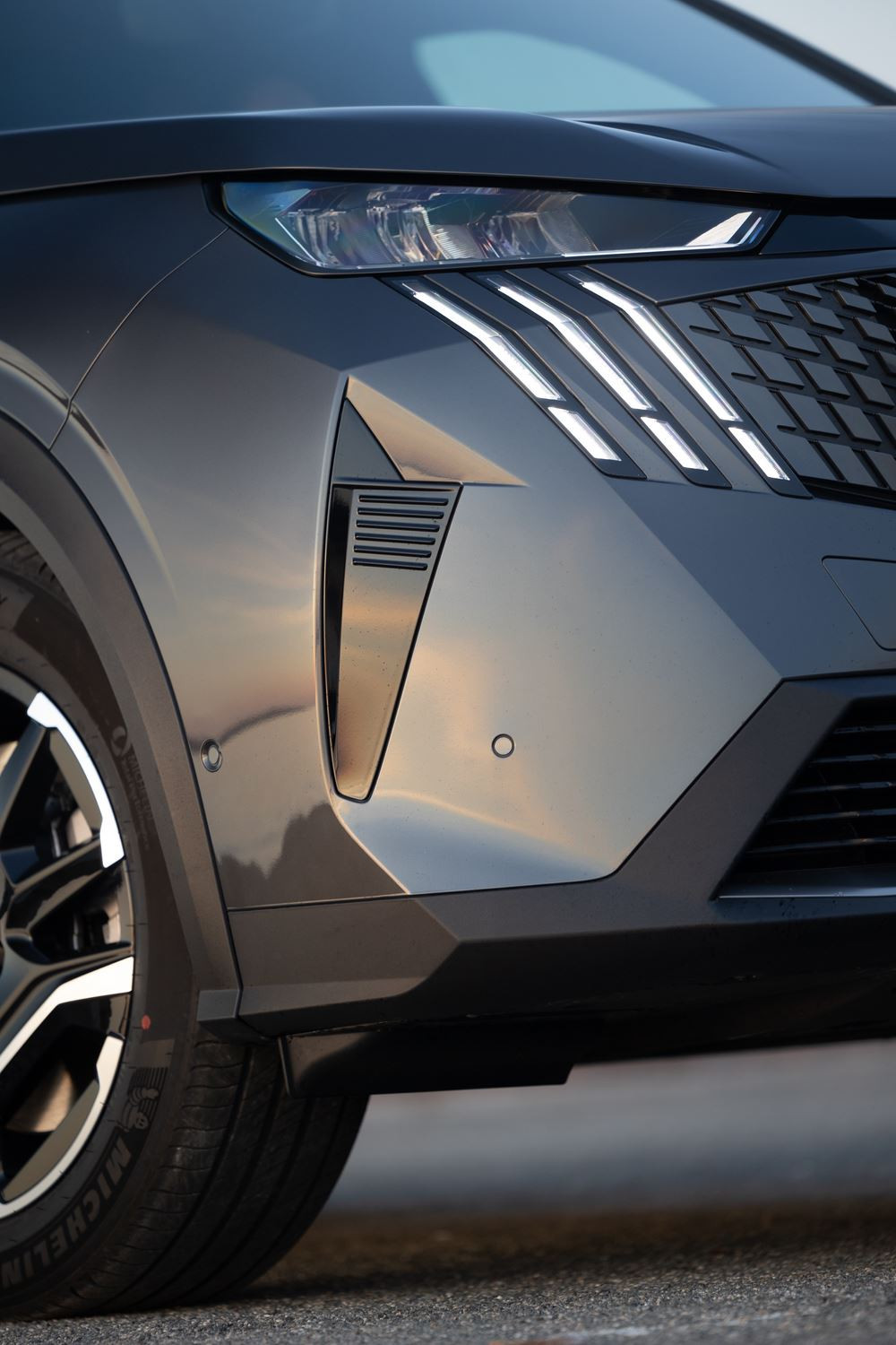 Le SUV fastback électrique Peugeot E-3008 entre dans une nouvelle dimension