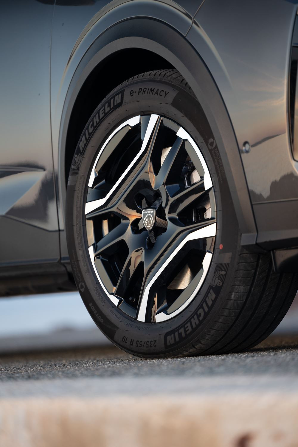Le SUV fastback électrique Peugeot E-3008 entre dans une nouvelle dimension