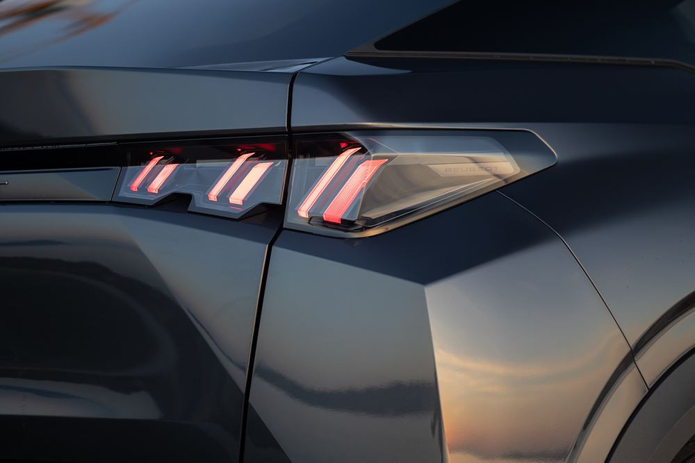 Le SUV fastback électrique Peugeot E-3008 entre dans une nouvelle dimension