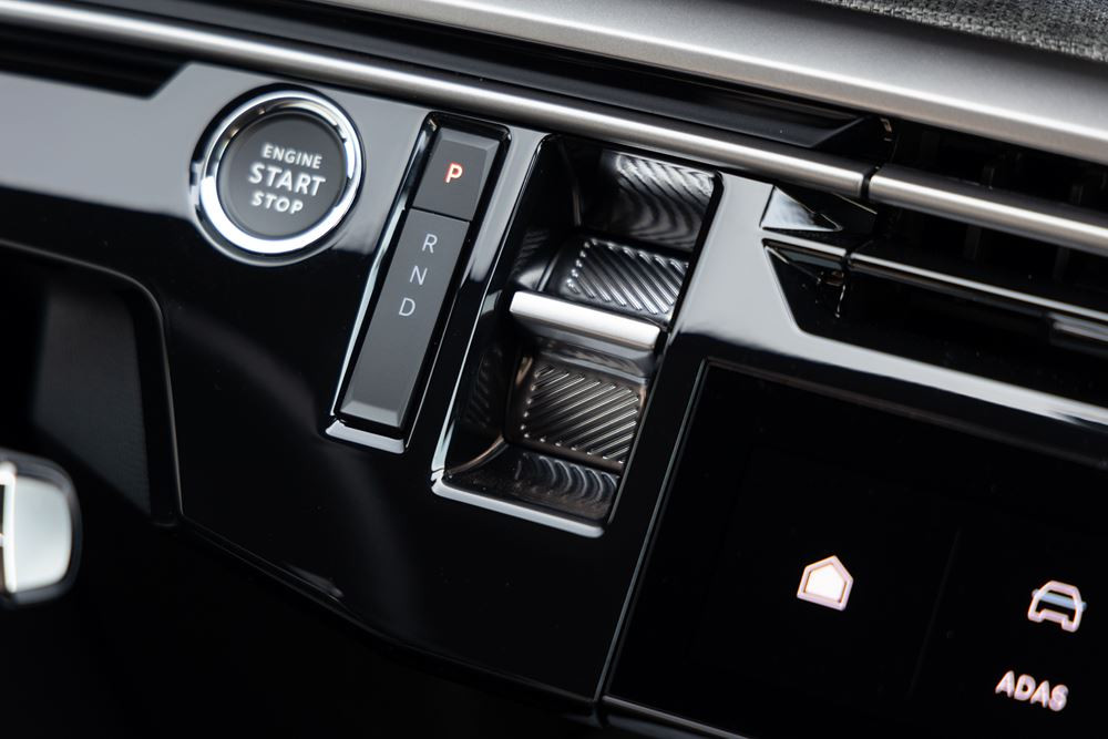 Le SUV fastback électrique Peugeot E-3008 entre dans une nouvelle dimension