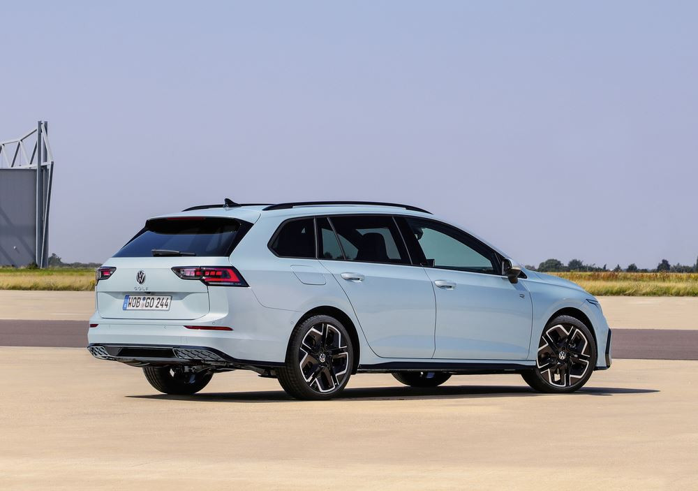 La Volkswagen Golf SW retouchée en approche