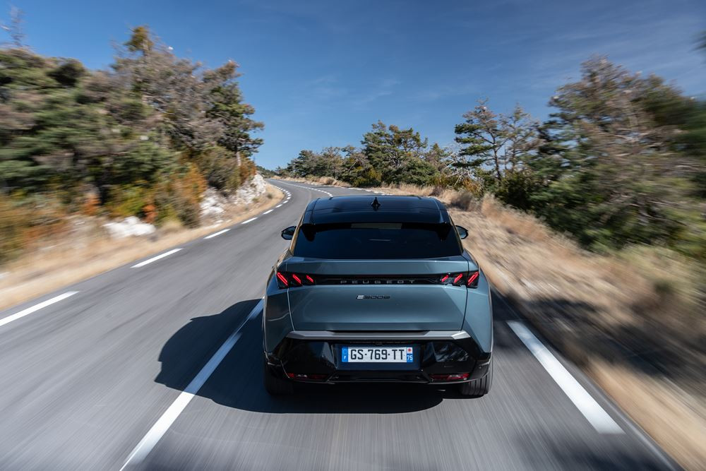 Le SUV fastback Peugeot 3008 opte pour un style dynamique