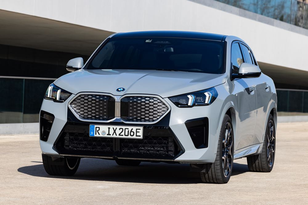 Le SAC électrique BMW iX2 xDrive30 affiche une autonomie WLTP de 417 à 449 km
