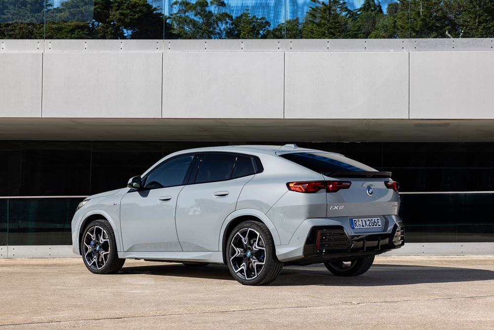 Le SAC électrique BMW iX2 xDrive30 affiche une autonomie WLTP de 417 à 449 km