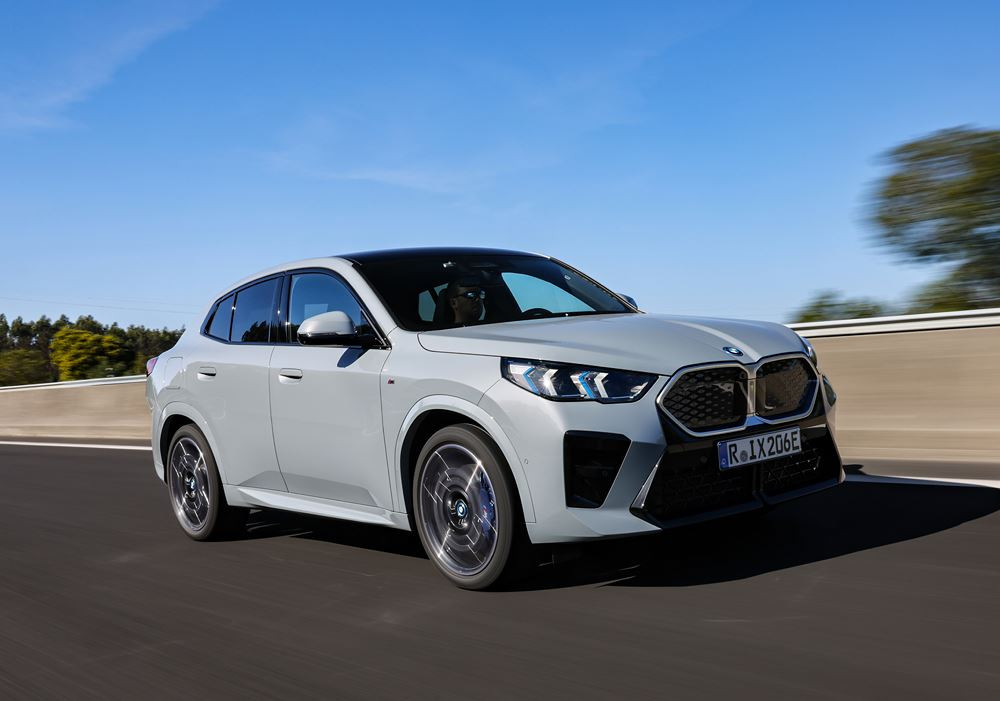 Le SAC électrique BMW iX2 xDrive30 affiche une autonomie WLTP de 417 à 449 km