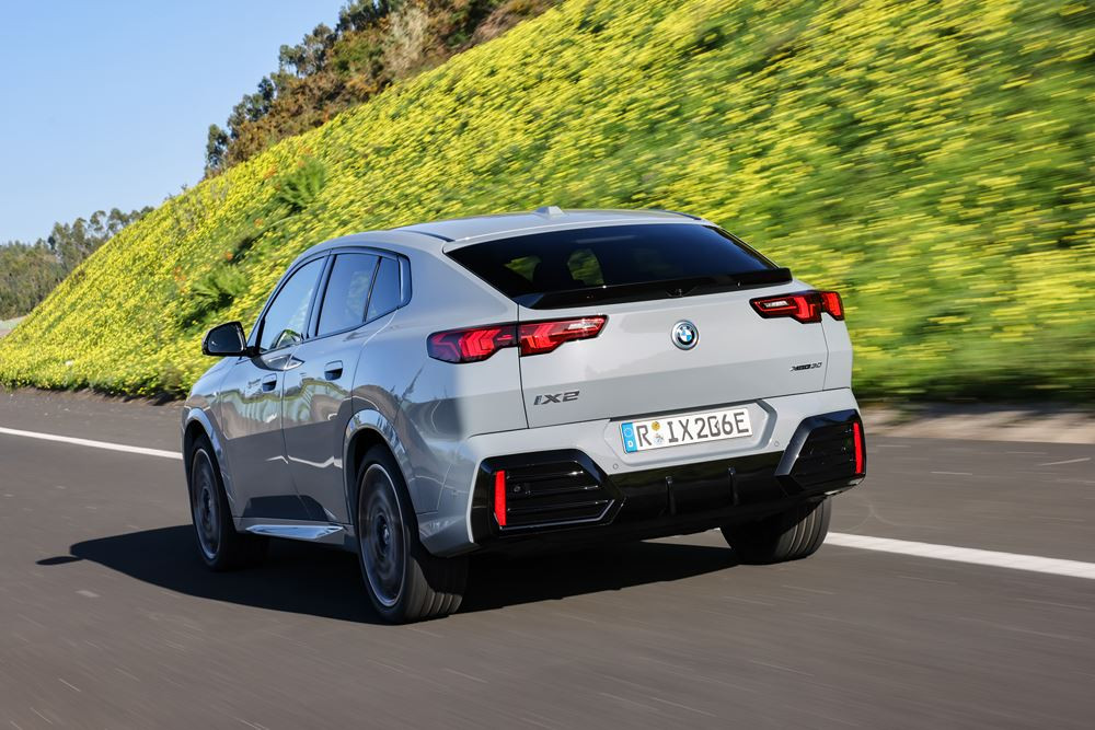 Le SAC électrique BMW iX2 xDrive30 affiche une autonomie WLTP de 417 à 449 km