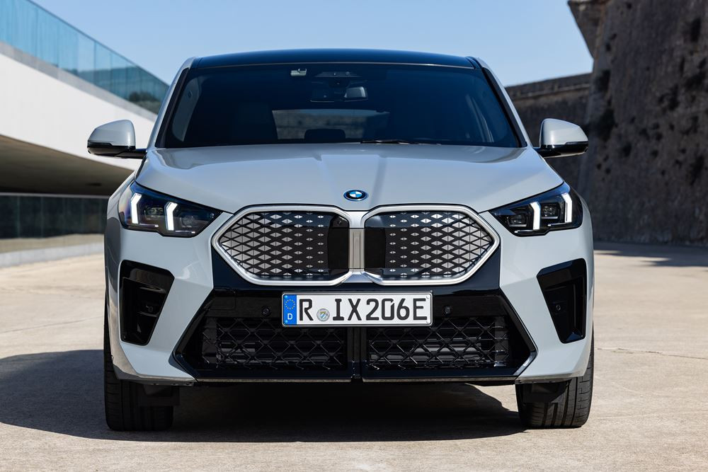 Le SAC électrique BMW iX2 xDrive30 affiche une autonomie WLTP de 417 à 449 km