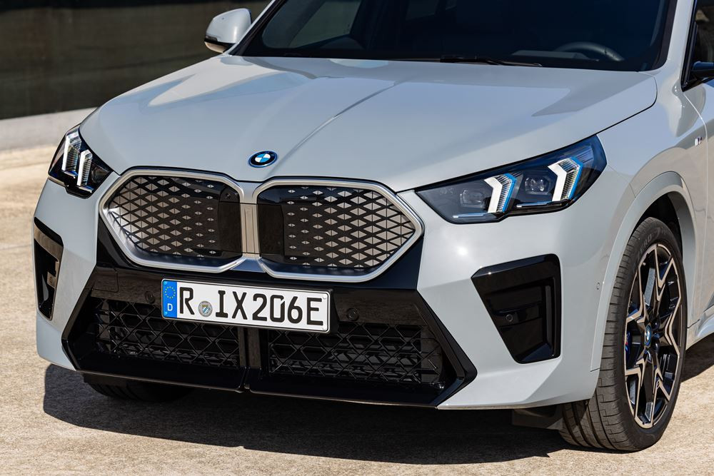 Le SAC électrique BMW iX2 xDrive30 affiche une autonomie WLTP de 417 à 449 km