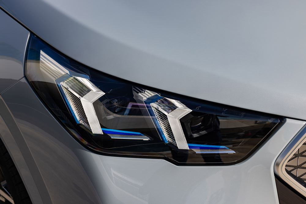 Le SAC électrique BMW iX2 xDrive30 affiche une autonomie WLTP de 417 à 449 km