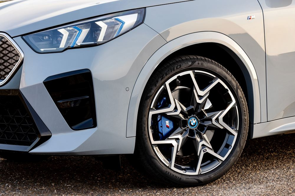 Le SAC électrique BMW iX2 xDrive30 affiche une autonomie WLTP de 417 à 449 km