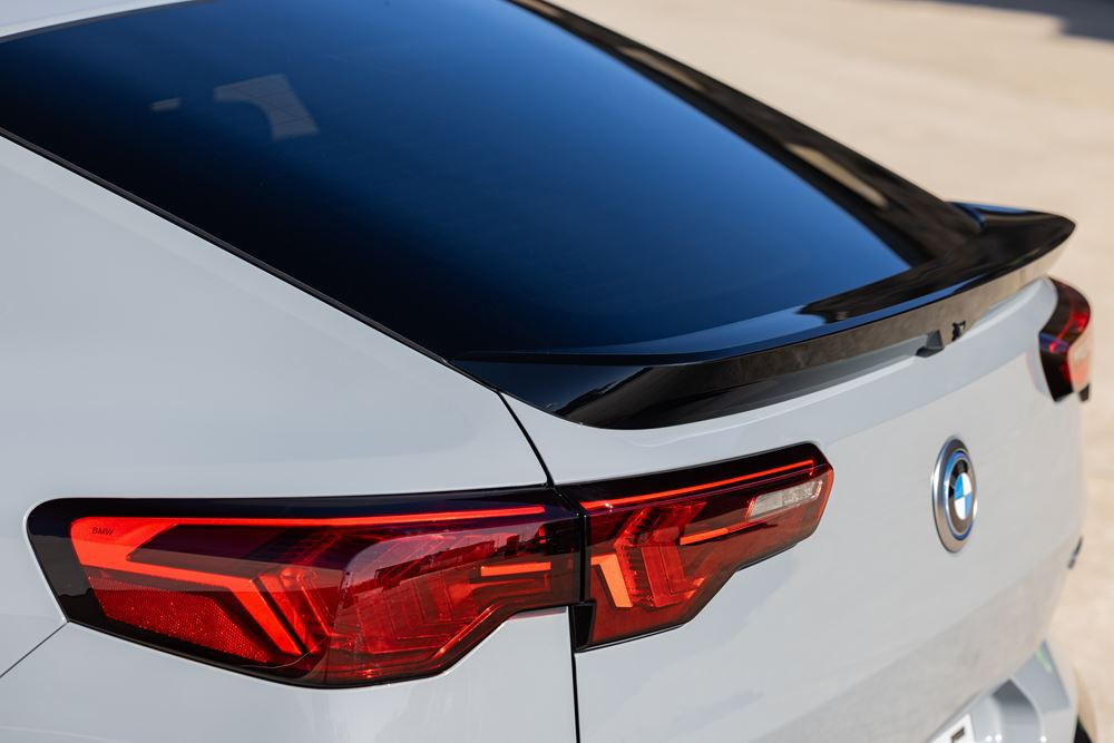 Le SAC électrique BMW iX2 xDrive30 affiche une autonomie WLTP de 417 à 449 km