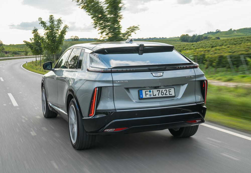 Le SUV électrique emblématique Cadillac Lyriq de 2 774 kg revendique une autonomie de 530 km